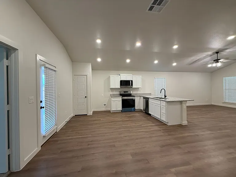 1305 N Chicago Ave — Photo 3