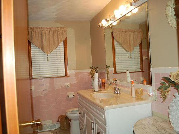 5th image of 241 Cedarwood Dr