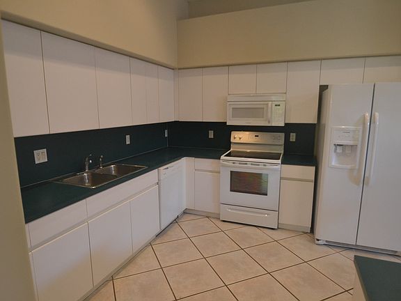 4th image of 915 NW 197th Ter