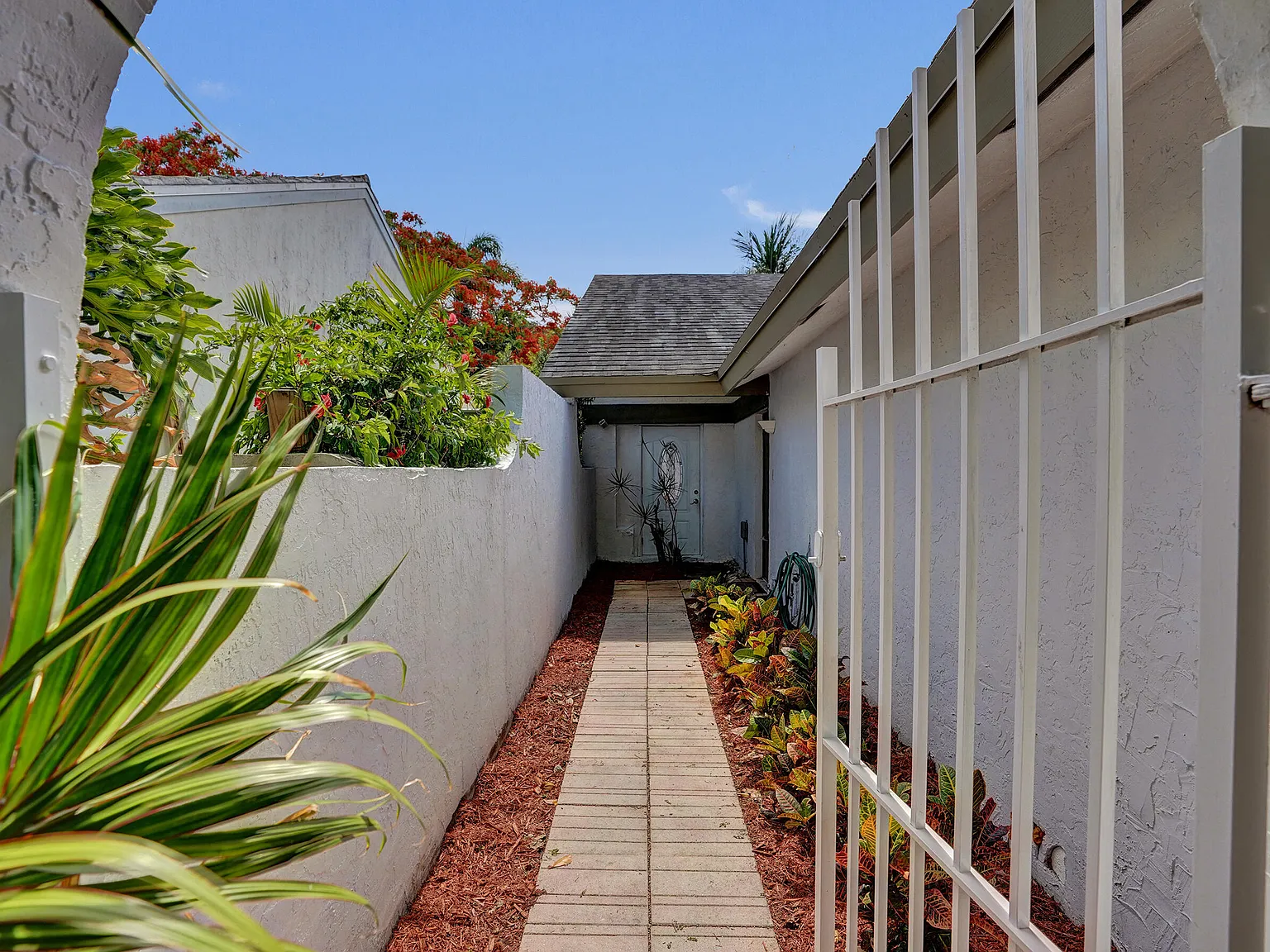 3 bed, 2.0 bath, 1533 sqft, $3,200 — Photo 3