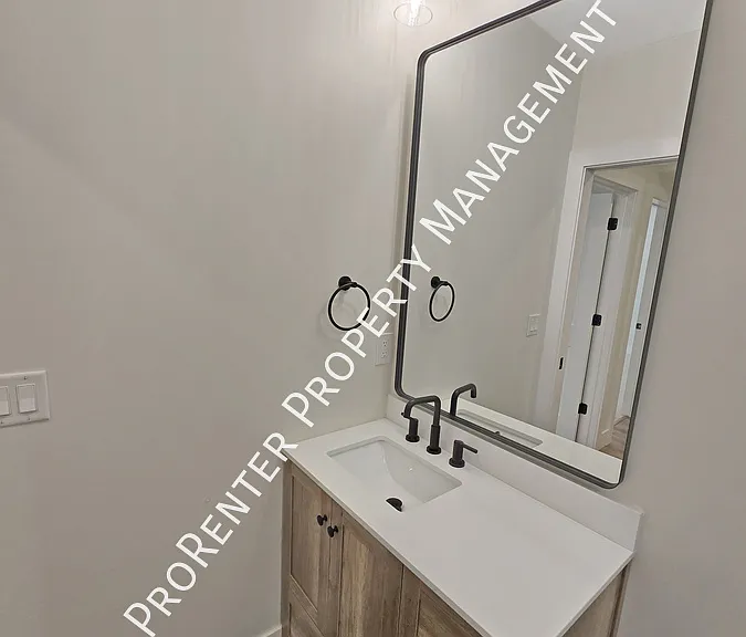 843 Eaglepointe Dr — Photo 43