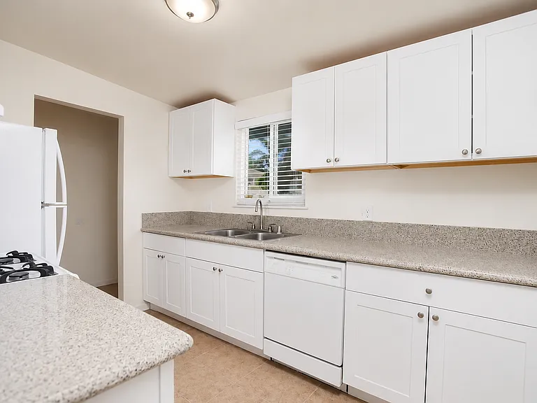 1201 Holly Ave — Photo 4