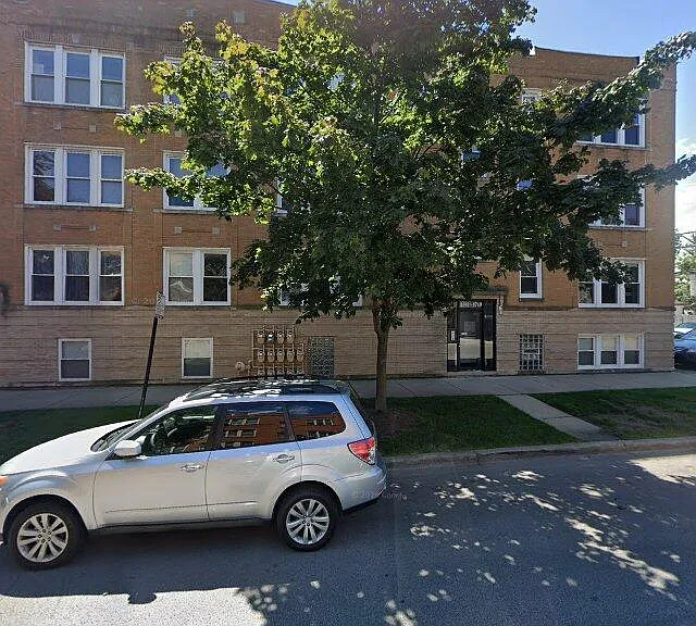 W Roscoe St — Photo 1