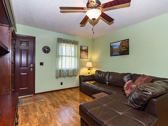 4th image of 2704 Walker St