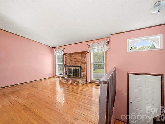 3rd image of 1810 Oak Hollow Rd