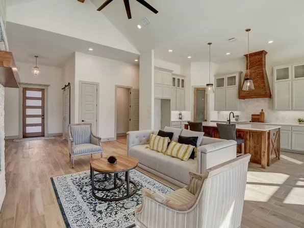 1054 Meadow Wood Terrace Dr, Azle, TX 76020