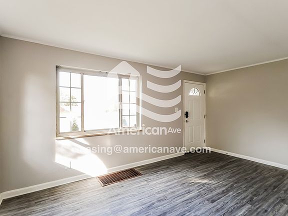 1385866_003_living_room_14141626.jpg