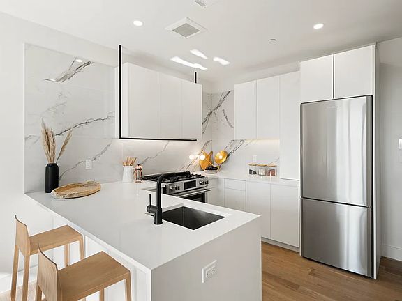 2nd image of 707 Willoughby Ave #5