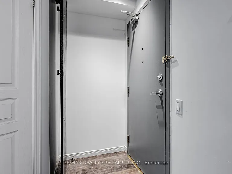 140 Bathurst St #208 — Photo 5