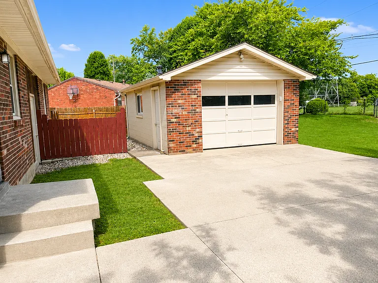 5103 Mediterranean Ct — Photo 3