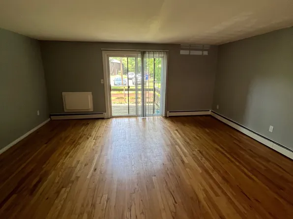 97 Sycamore Ln, Manchester, CT