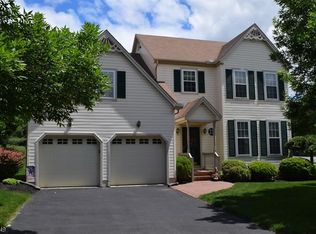 2 Melanie Ln, Phillipsburg, NJ 08865