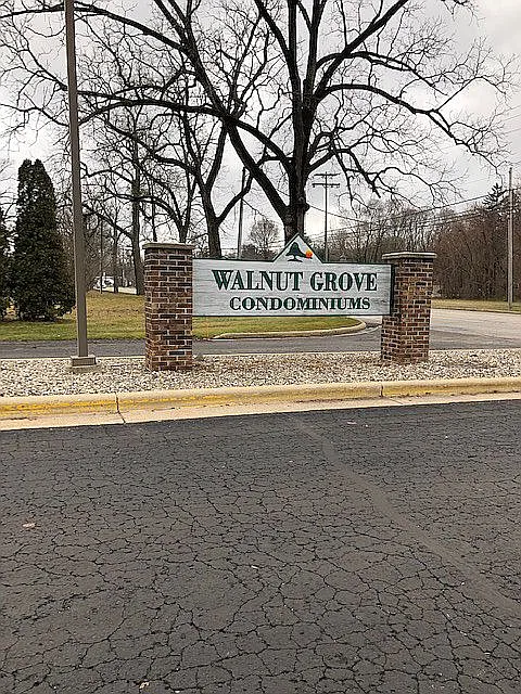 1075 Walnut Grove Dr photo 1