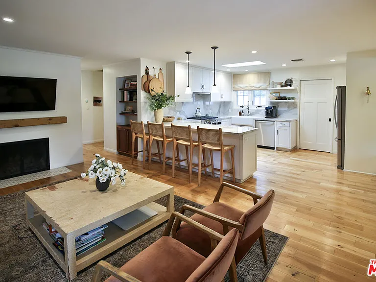 2330 Walnut Ave — Photo 2