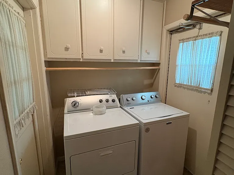 2051 N Woodland St — Photo 2