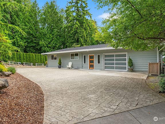 5th image of 1295 Colchester Drive SE