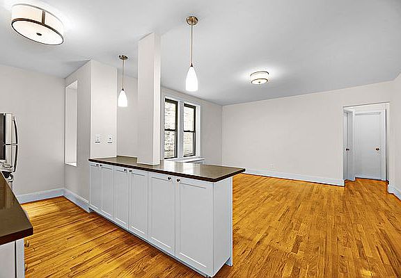 3rd image of 226 E 70th St APT 1A