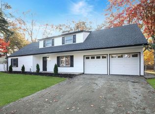 26 Halfcircle Dr, Holbrook, NY 11741