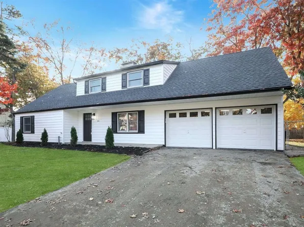 26 Halfcircle Dr, Holbrook, NY 11741