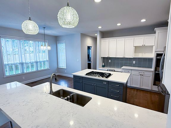 3rd image of 5822 Bay Point Dr