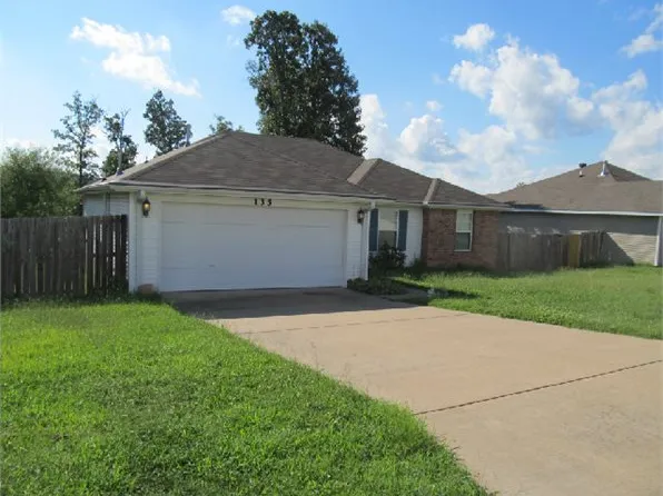 135 Elizabeth Dr, Huntsville, AR 72740