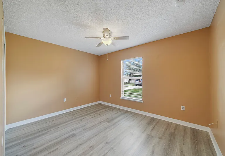 1907 Manatee Dr — Photo 11