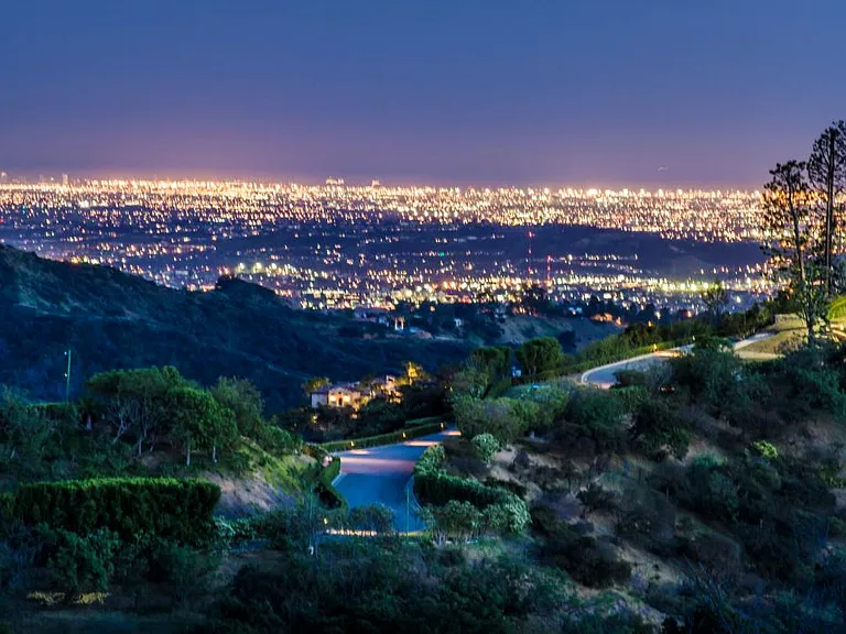 13318 Mulholland Dr — Photo 14