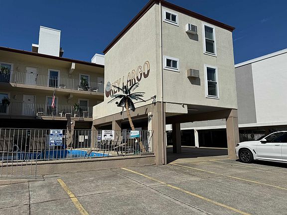 4th image of 320 E Wildwood Ave #101