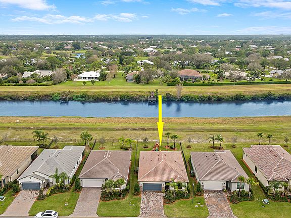 4th image of 676 SE Villandry Way