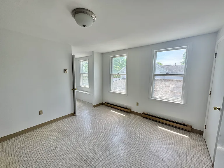 90 Franklin St #4 — Photo 2