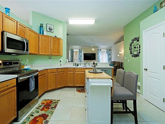3rd image of 924 Marquee Dr