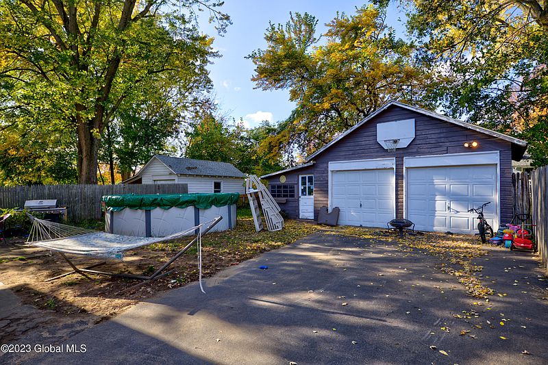 4th image of 10 Lockrow Boulevard