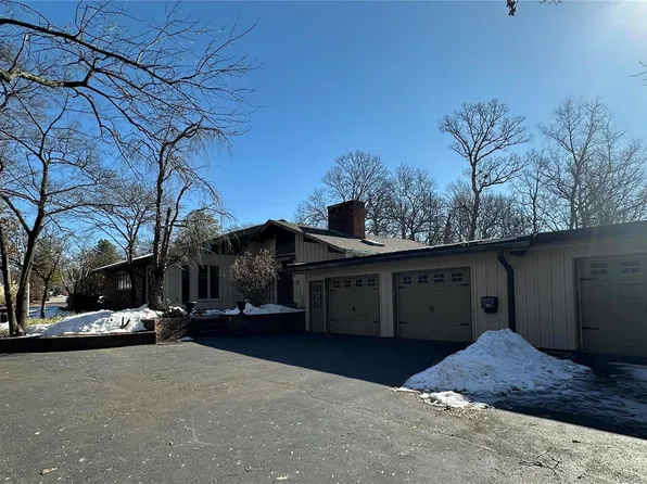 220 Country Club Ln, Belleville, IL 62223