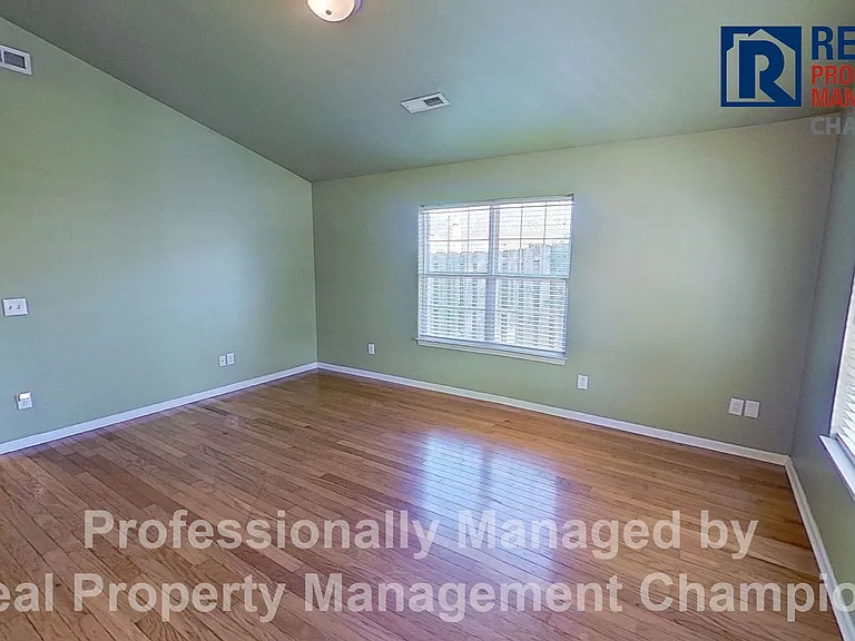 627 Tabor Ln — Photo 2