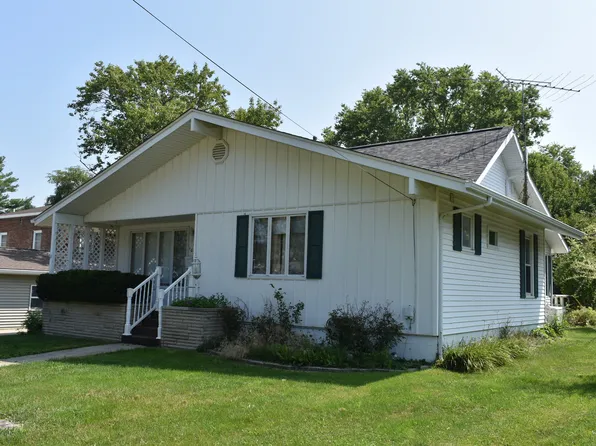 107 S 1st St, Roanoke, IL 61561