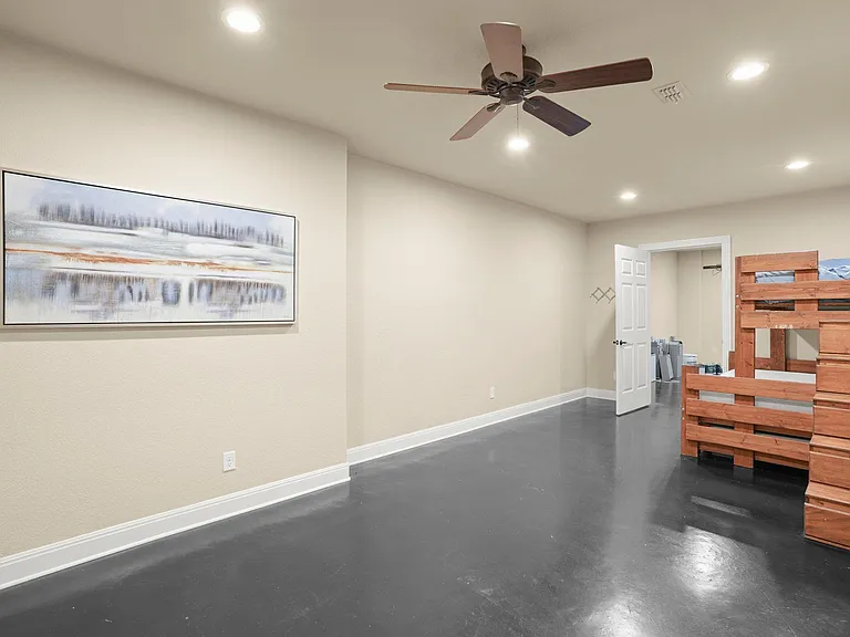 121 Burgess Ln — Photo 27