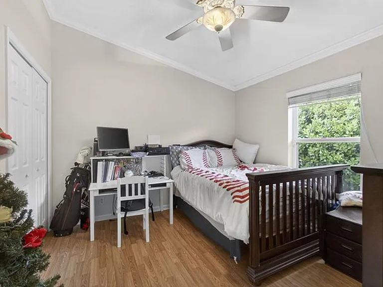 146 Fernwood Cres — Photo 15