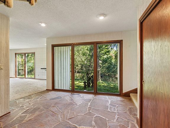 5th image of 2215 Willow Ln N