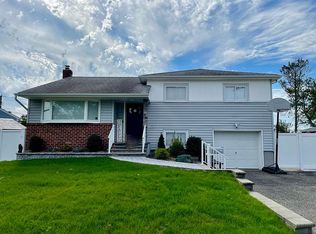 26 Berkshire Rd, Hicksville, NY 11801