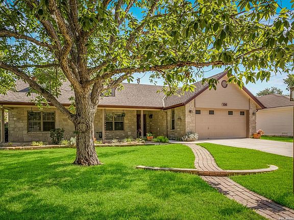3rd image of 126 CIBOLO CREEK DR