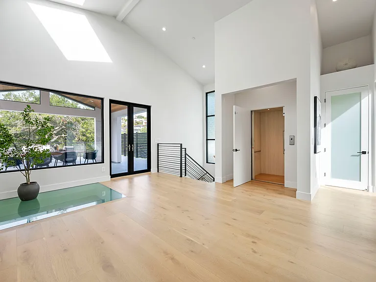 5883 Margarido Dr — Photo 4