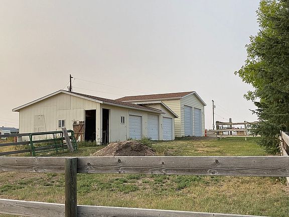 Horse shed area with 3 small