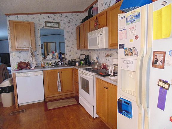 2nd image of 106 Whispering Oaks Dr