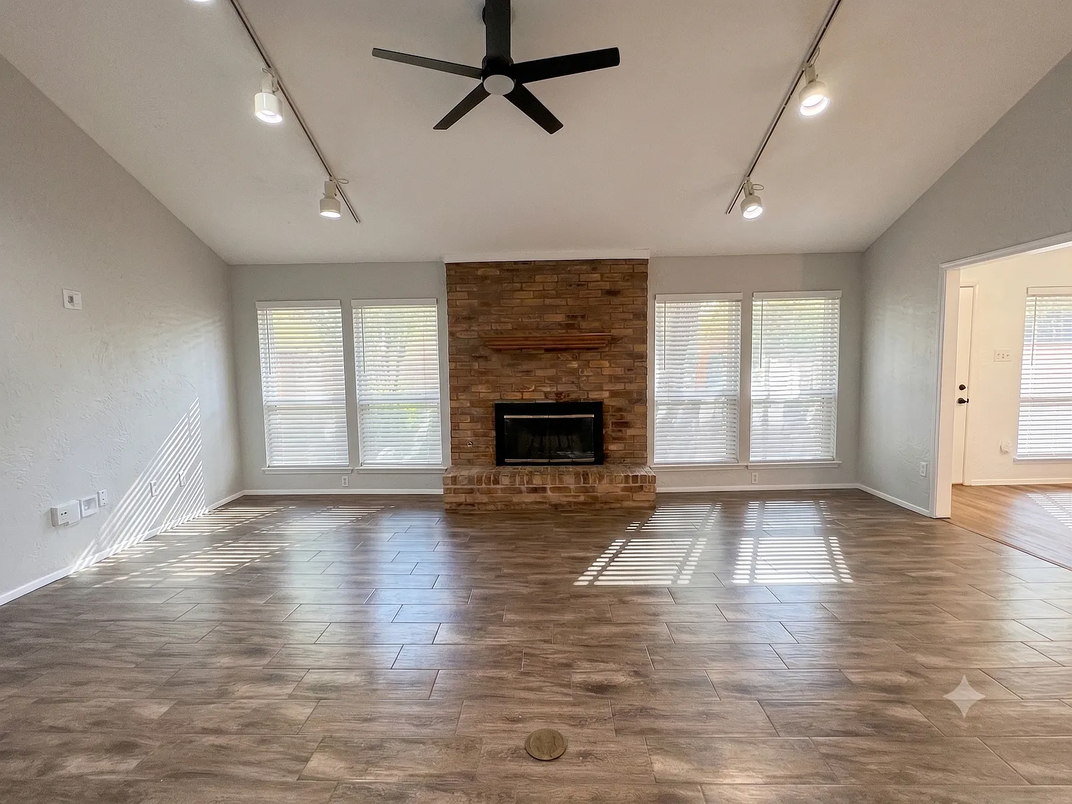 4 bed, 2.5 bath, 1887 sqft, $2,350 — Photo 2