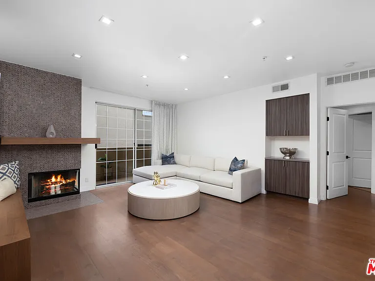 930 N Doheny Dr #317 — Photo 2