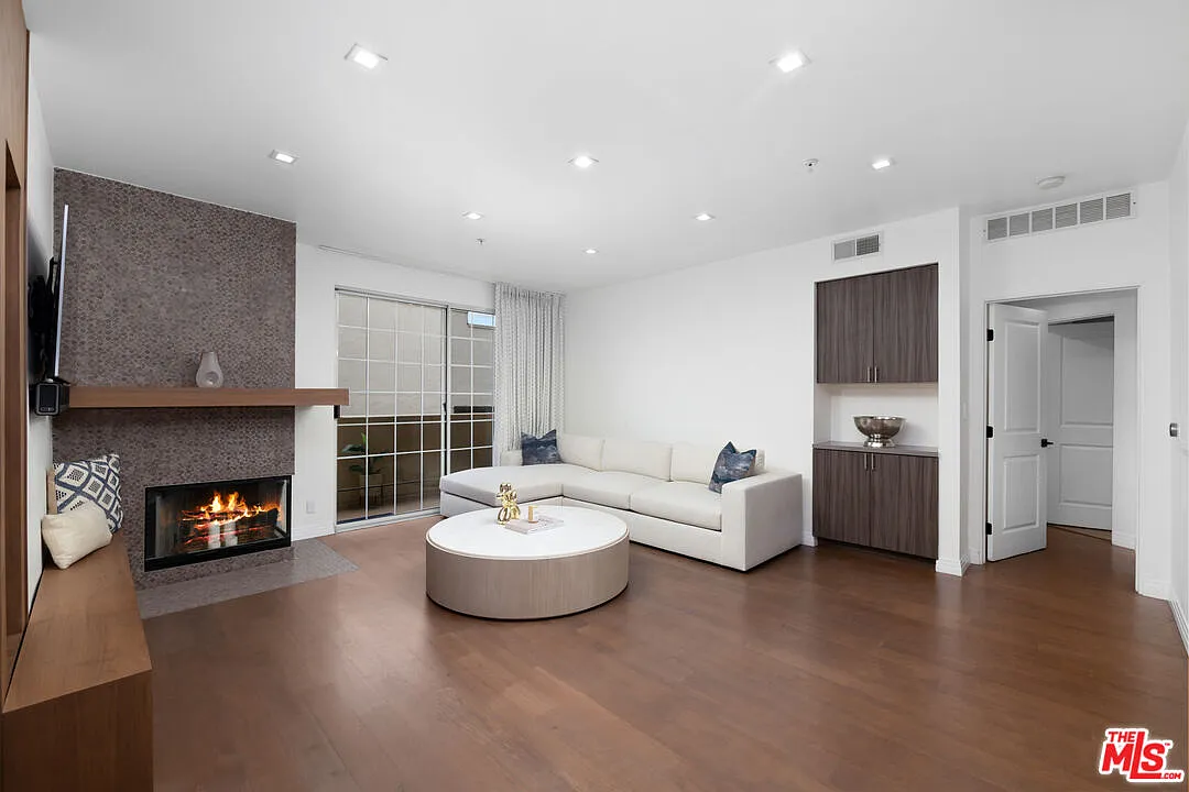 Building Photo - 930 N Doheny Dr #317