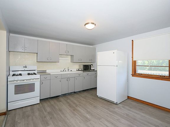 3rd image of 5850 Green Dr