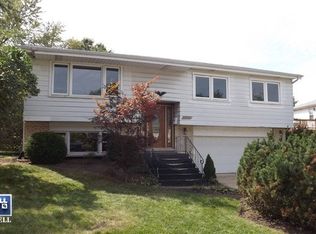 8814 Oakwood Dr, Hickory Hills, IL 60457