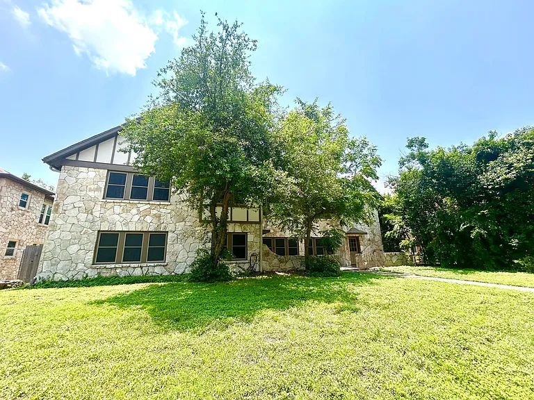218 E Rosewood Ave — Photo 24