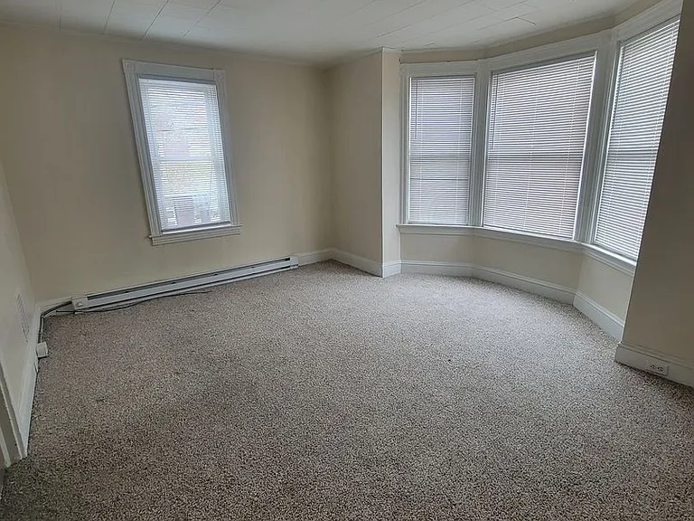 646 W Walnut St — Photo 2